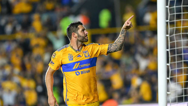 André-Pierre Gignac se ofreció para ser el número 10 en el equipo de Javier Hernández